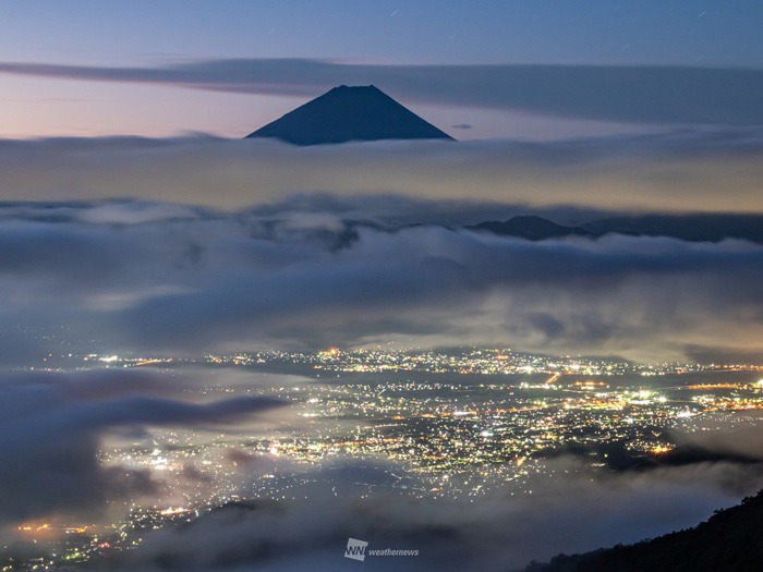 絶景の富士山 雲海が街灯りに染まる夜明け ウェザーニュース