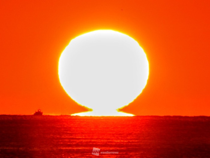 三重県で だるま朝日 くびれた太陽 秋の風物詩で蜃気楼の一種 ウェザーニュース