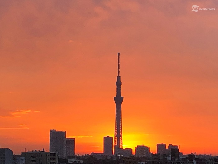 東京など関東で雲を染める真っ赤な朝焼け 今日は雨が降り出す ウェザーニュース