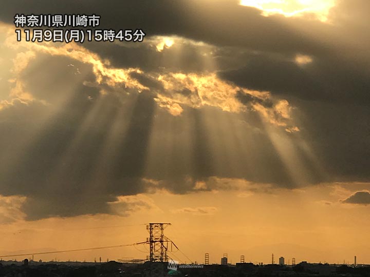 東京や神奈川の空に天使の梯子 明日は雲が解消し青空に ウェザーニュース