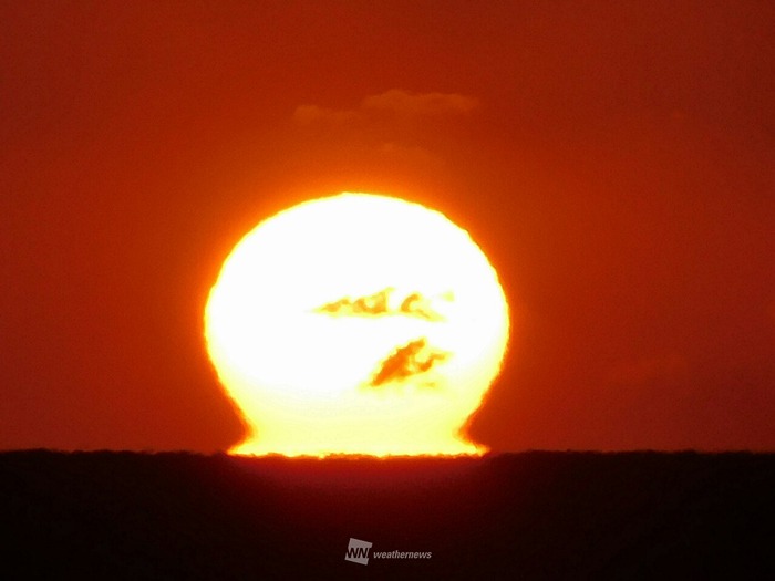 静岡 伊豆半島で だるま朝日 出現 くびれた太陽 蜃気楼の一種 ウェザーニュース