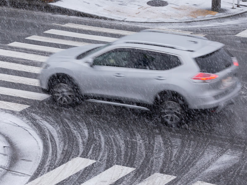 車が雨や雪で制御不能にならないようにするには？スリップする原因と