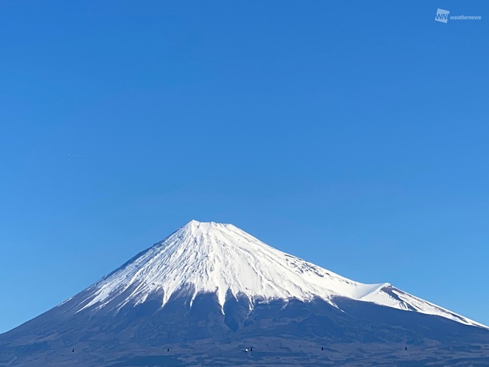 富士山が澄み渡る青空に映える 空気乾燥で東京都心からもくっきり白帽子 ウェザーニュース