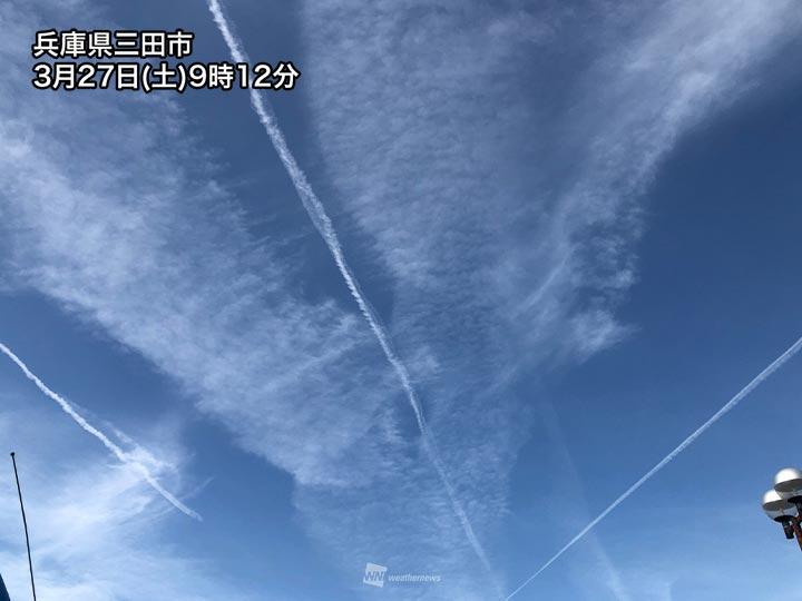穏やかな青空に天気下り坂の兆し 長い飛行機雲やハロが見られる ウェザーニュース