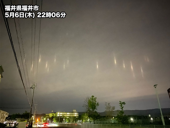 夜空に無数の光の筋「光柱」が出現 福井 - ウェザーニュース