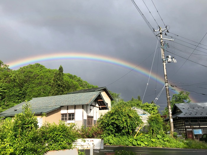 天からは降る虹。
a4水彩アート紙 虹の見えた朝 一部で七色以上の