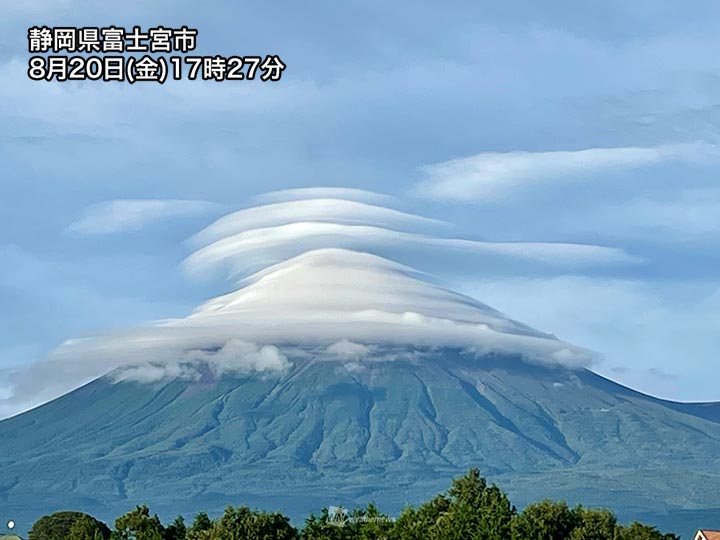 富士山がまるで雪化粧をしたかの姿 ベールのような雲に覆われる