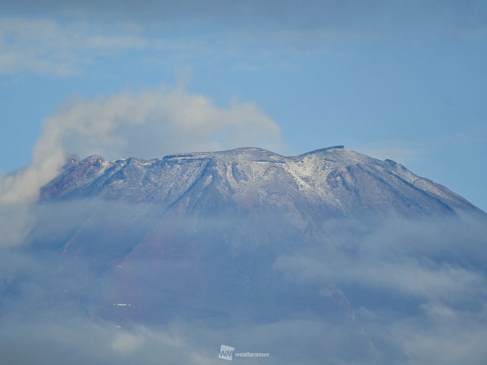 富士山が初冠雪か　山…