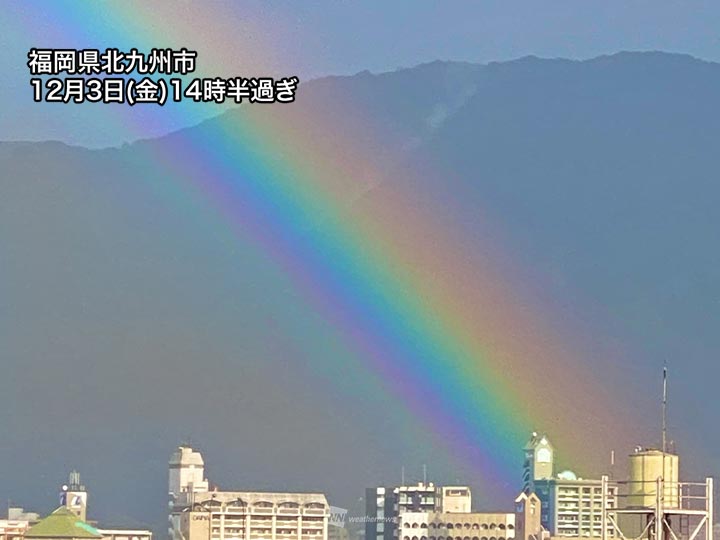 雨雲通過中の九州で虹が出現 七色以上が見える「過剰虹」も - ウェザーニュース