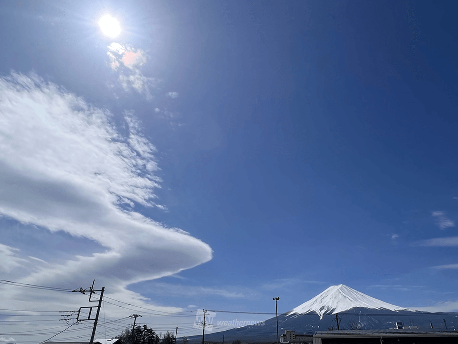 富士山近くに吊るし雲が出現 強風が生み出すアート - ウェザーニュース