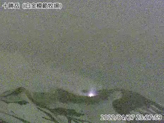北海道の火山「十勝岳」で火映を確認 硫黄の燃焼か 昨年の夏以来 - ウェザーニュース