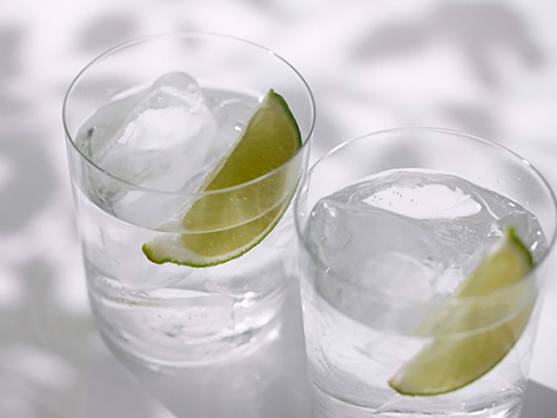 短時間で透明で硬い氷が作れる 水道水で透き通る透明で硬い