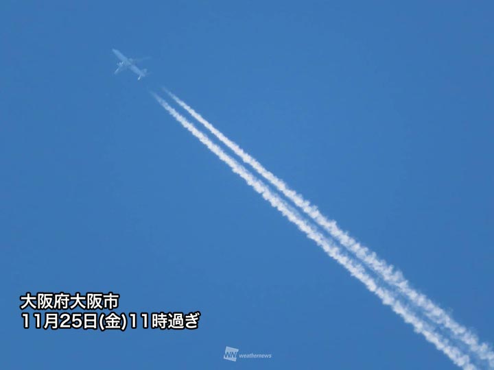 青い空に長く伸びる飛行機雲 明日にかけて天気は下り坂 - ウェザーニュース