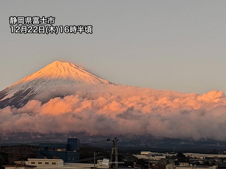 雪化粧をし直した富士山が夕陽に染まる ウェザーニュース