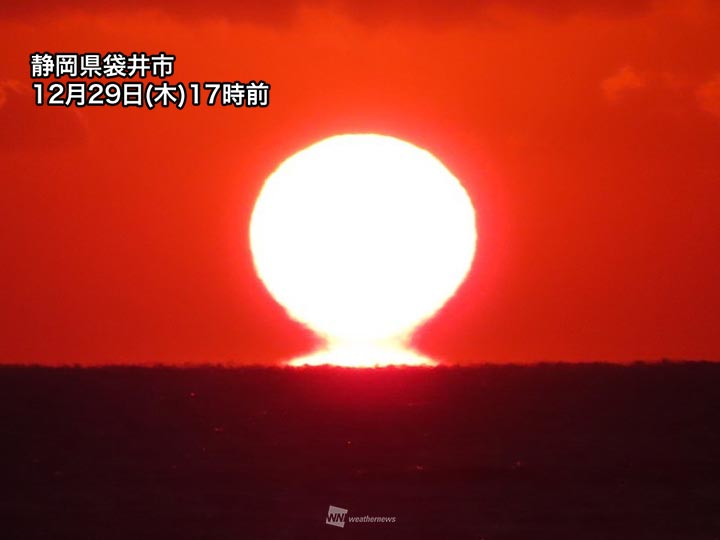 静岡県でだるま夕日がみられる 太陽がくびれる蜃気楼の一種 - ウェザー