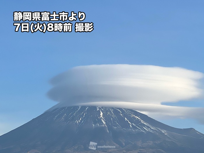 富士山に幾重にも重なる笠雲 天気下り坂を示唆 - ウェザーニュース