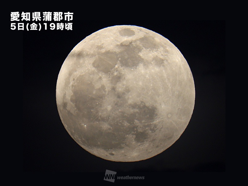 5月の満月「フラワームーン」が夜空に浮かぶ