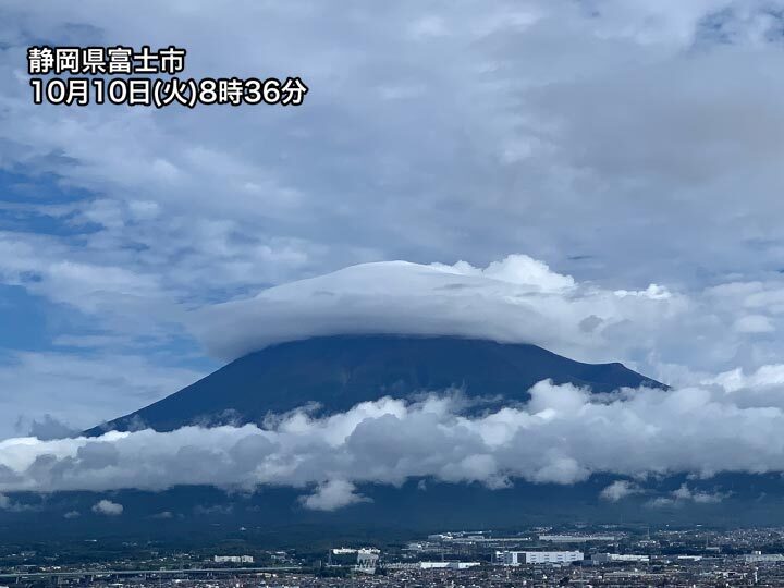 天気回復で富士山が姿を表す 山頂には大きな笠雲