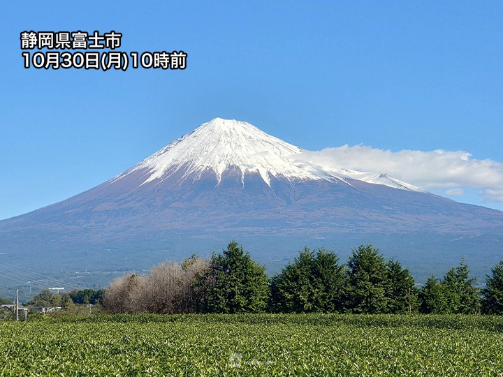 雪化粧をした富士山 真っ青な秋晴れの空に映える - ウェザーニュース