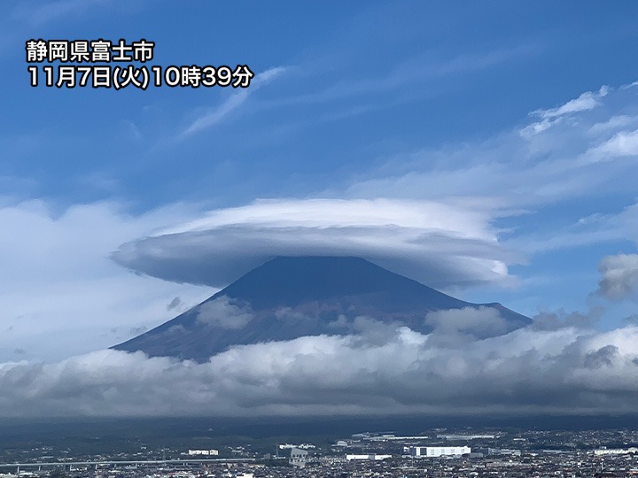 雨雲抜けて富士山に大きな笠雲 山肌にはほとんど雪が見られず - ウェザーニュース