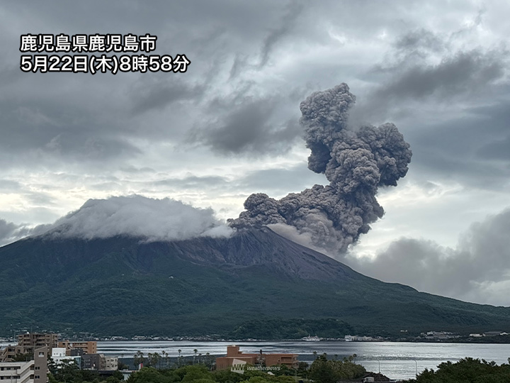 鹿児島・桜島 雨が収まり濃灰色の噴煙はっきり 山体の膨張は継続