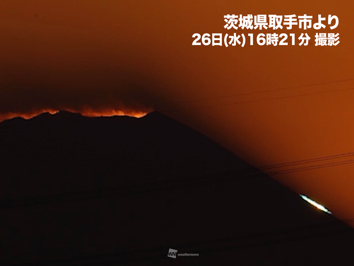 グリーンフラッシュとみられる現象 富士山に沈む太陽が緑色に