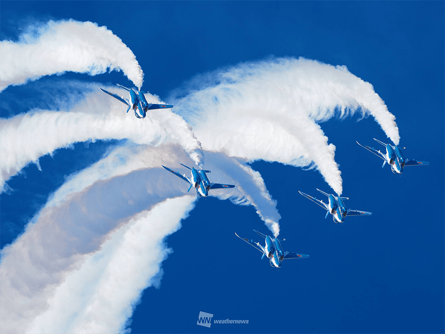 茨城県の空をブルーインパルスが展示飛行 百里基地航空祭