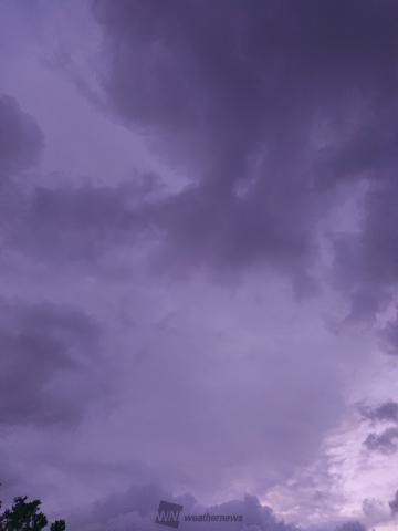 紫の夕焼けは台風接近のサイン 注目の空の写真 ウェザーニュース