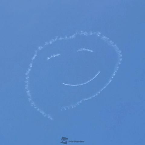 空にニコニコ顔マーク 注目の空の写真 ウェザーニュース