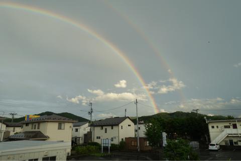 二重の虹が観測され...