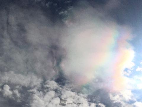 青空を背景に輝く彩雲 注目の空の写真 ウェザーニュース