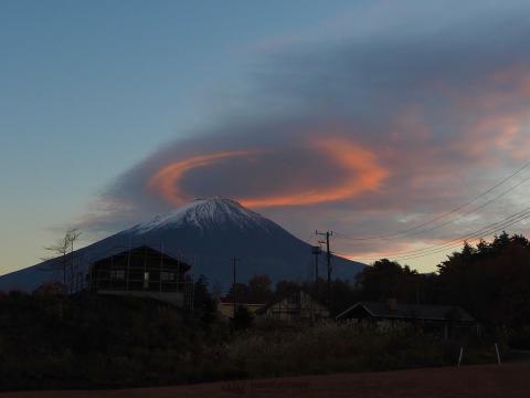 富士山に天使の輪 笠雲か吊るし雲を夕 山梨県南都留郡鳴沢村 Kaely ウェザーニュース