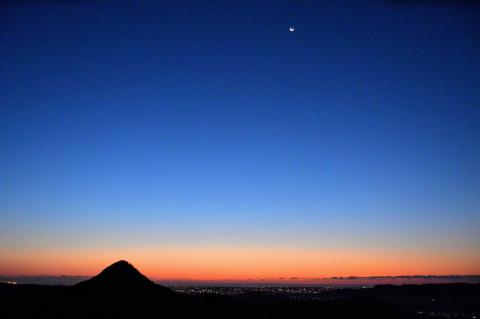 太陽が登る前の艶やかな空 注目の空の写真 ウェザーニュース