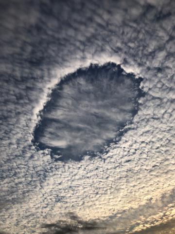 雲に穴が開いてる 注目の空の写真 ウェザーニュース