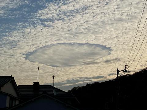 雲に穴が開いてる 注目の空の写真 ウェザーニュース