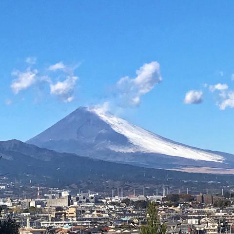 半分だけ白い富士山...