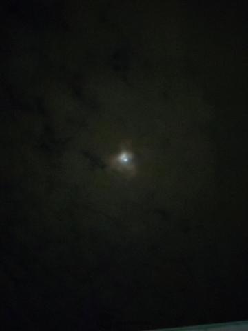 雲の隙間からお月様...