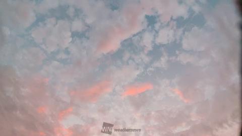 真上にも可愛い雲 振り向いたら ピンク色 沖縄県豊見城市 Okisora ウェザーニュース