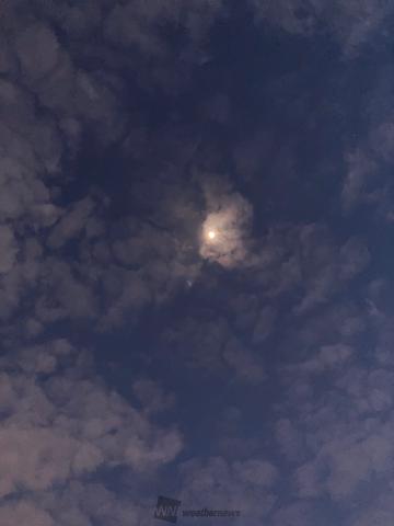 雲間に月が見えてい...