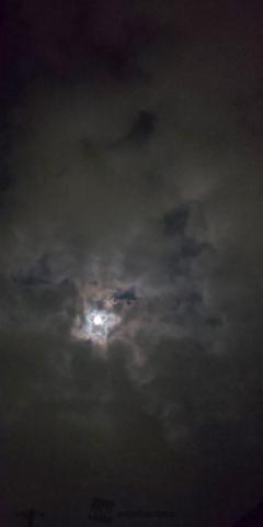 雲があるので、月は...