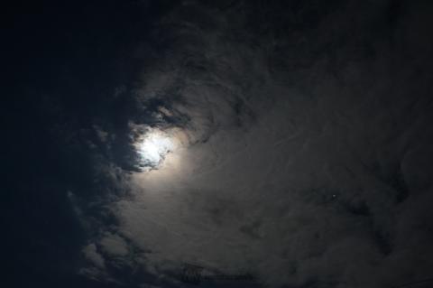 月の進む先々に雲が...