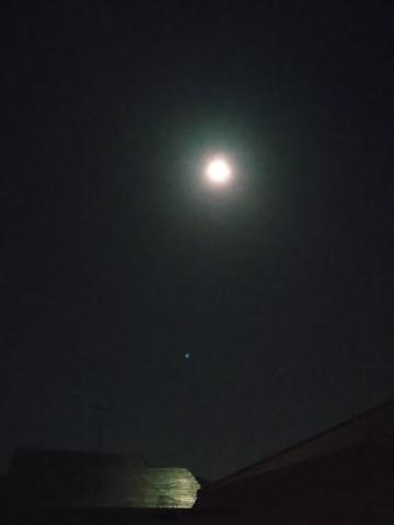 月と屋根の反射光...