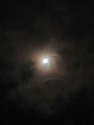 雲がかかる月も雰囲...