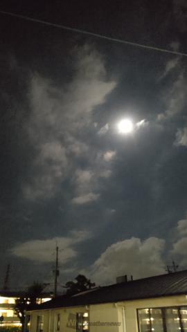 雲がありますが、月...
