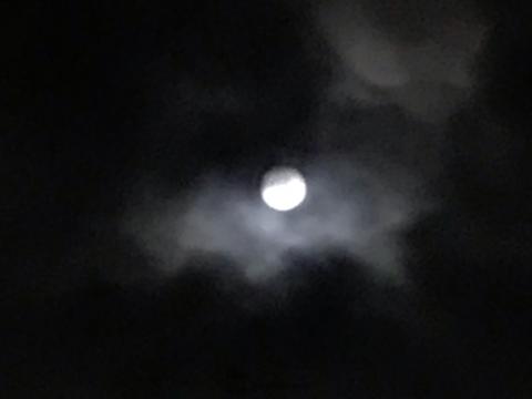 雲の隙間からお月さ...
