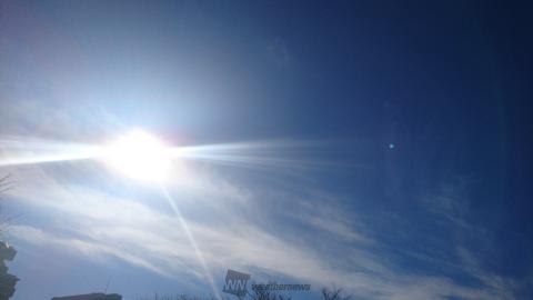 青空と太陽と巻雲。