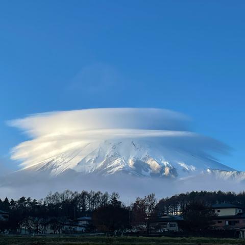 新雪の富士に笠雲