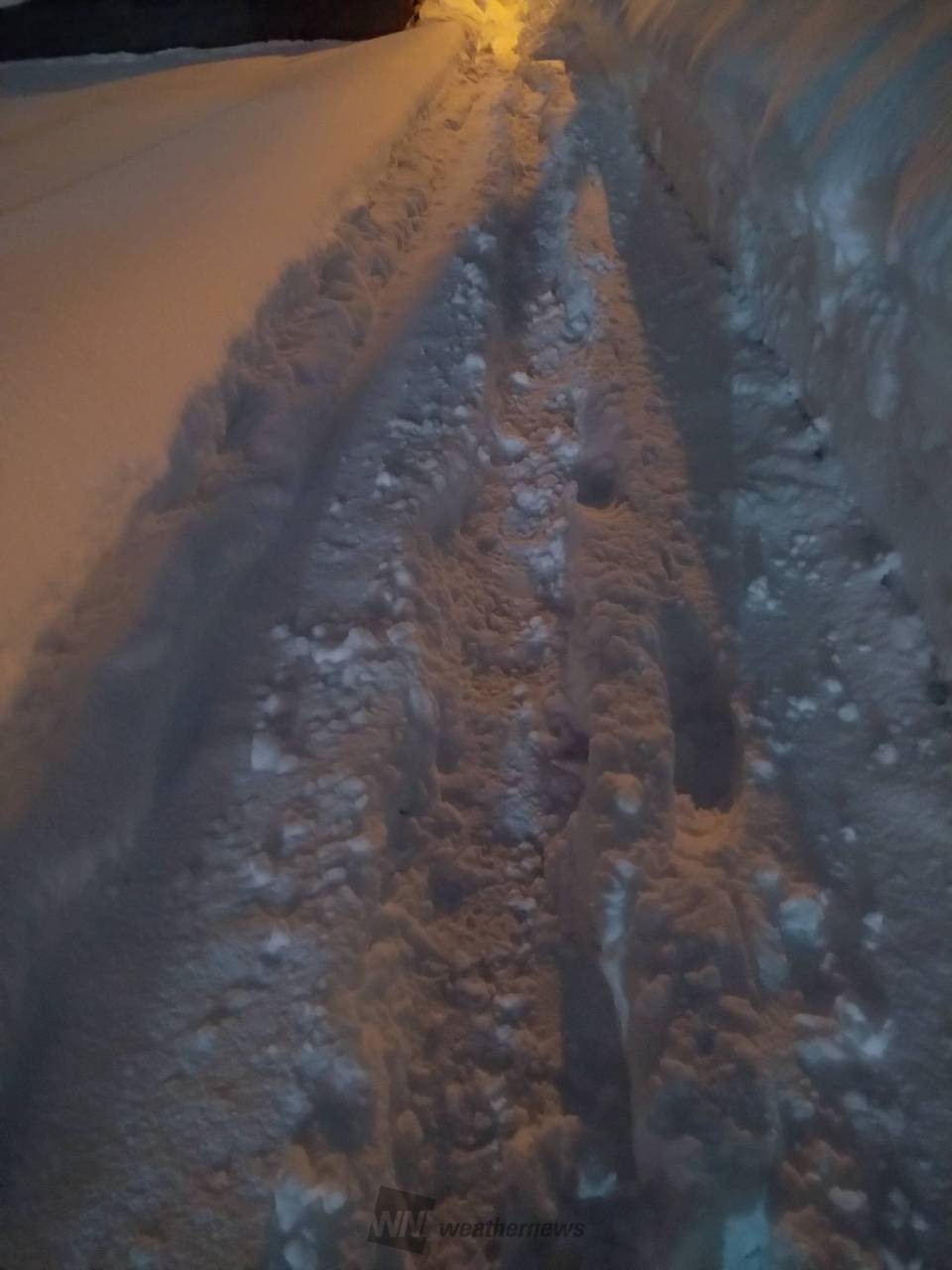 札幌東区は歩道の雪が 吹き溜まり、 歩行 北海道札幌市東区 青い空が好き ウェザーニュース 札幌東区は歩道の雪が 吹き溜まり、 歩行 北海道札幌市東区 青い空が好き ウェザーニュース