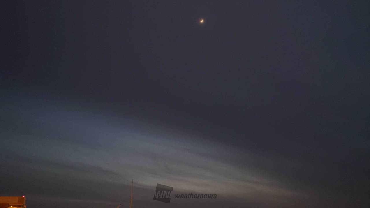 薄曇りの空にぼんやり三日月 そんな夜空は 広島県広島市南区 ナナパン ウェザーニュース