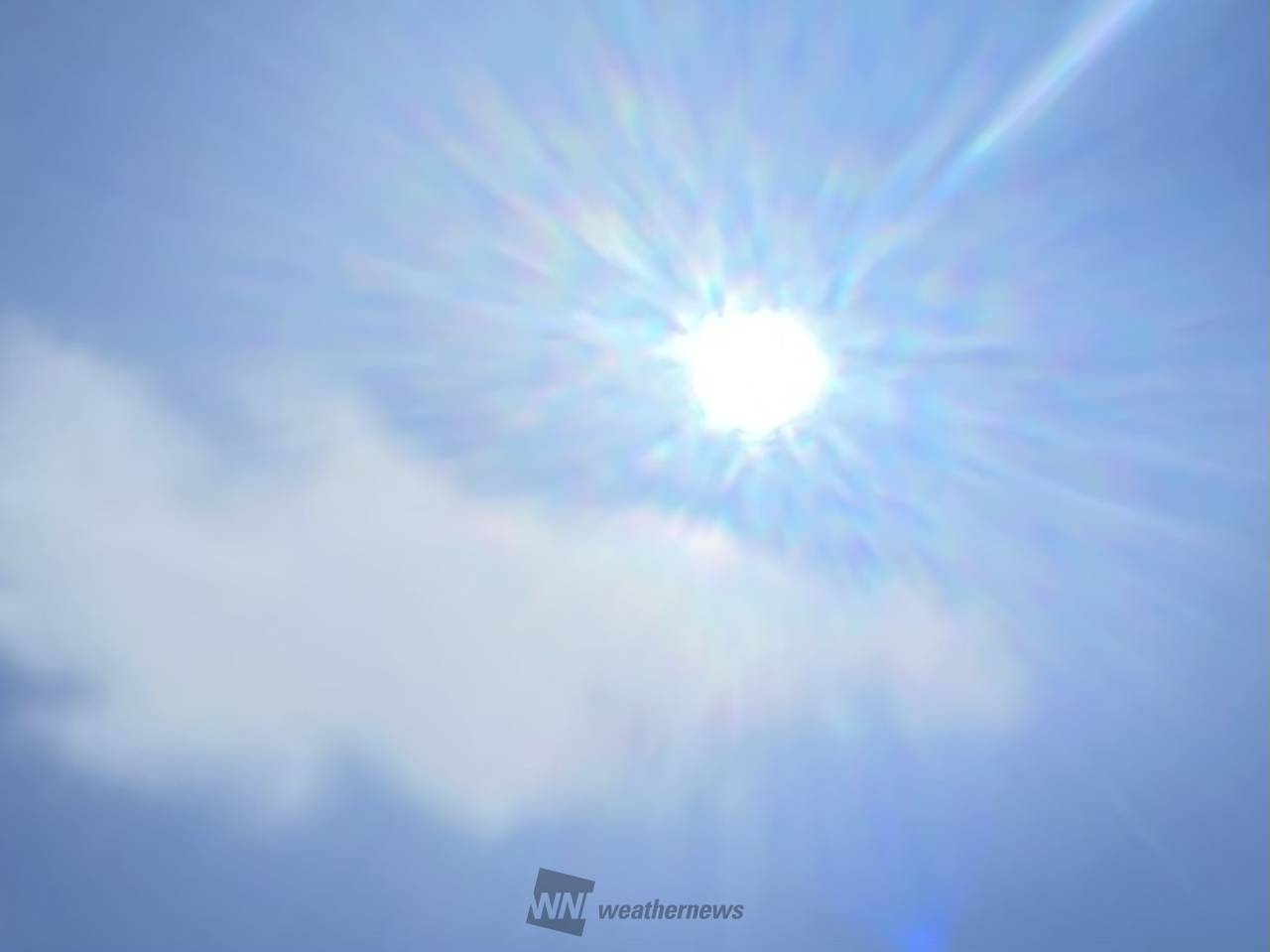 青空に太陽がギラギラ 暑いです 彩 静岡県富士宮市 ダリア ウェザーニュース